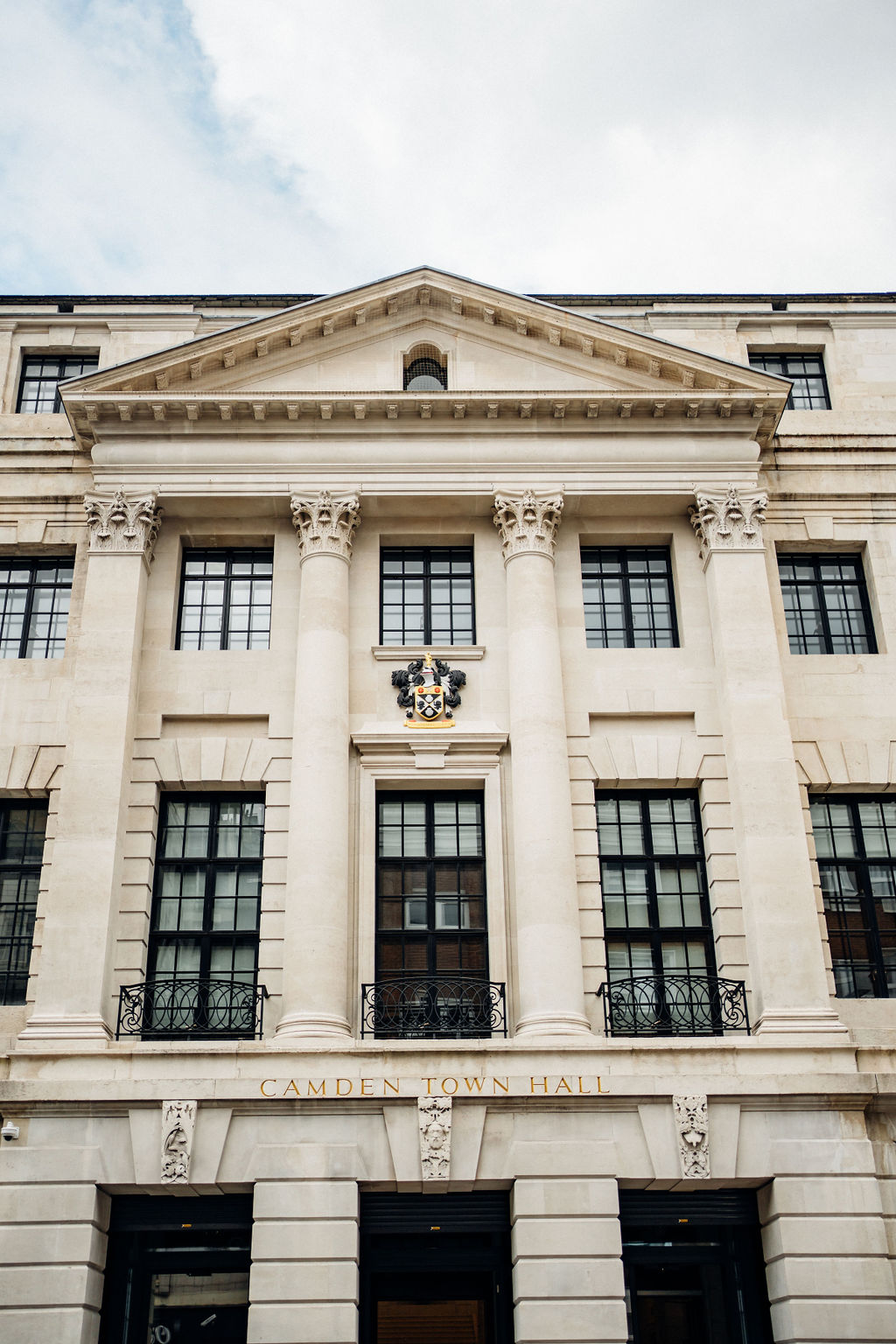 Picture of entrance to Camden Town Hall, courtesy of andyandszerdi.com
